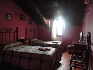 a bedroom with a bed and two lamps at Hostal Venta Liara in Allepuz