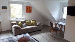 un soggiorno con divano e tavolo di Ferienwohnung & Gästezimmer Schrichten a Schmallenberg