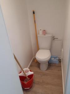 シャンルッスにあるPanoramicの小さなバスルーム(トイレ、バケツ2つ付)