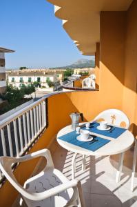 una mesa y sillas en un balcón con vistas en RVHotels Apartamentos Els Salats, en L'Estartit