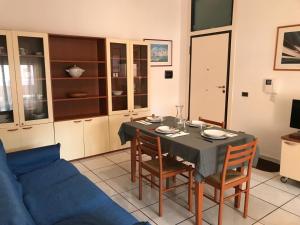 a living room with a table and a blue couch at Trilocale Lalla sul mare in Gallipoli