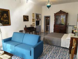un soggiorno con divano blu e letto di B&B D'Angleterre a Salerno