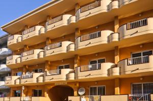 un edificio de apartamentos con balcones laterales en RVHotels Apartamentos Els Salats, en L'Estartit