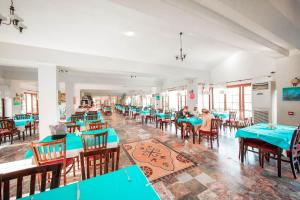 une salle à manger avec des tables et des chaises bleues dans l'établissement Yel Holiday Resort, à Ölüdeniz