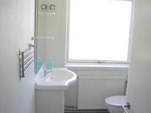 スケーエンにあるPlesners Anneksの洗面台とトイレを備えた白いバスルーム +23枚の写真