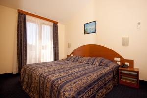 A bed or beds in a room at HOTEL MEDUZA