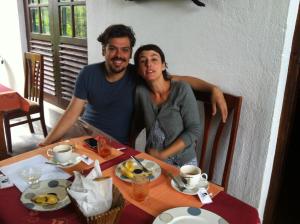 Un uomo e una donna seduti a un tavolo di Witherspoon Lodge a Kandy