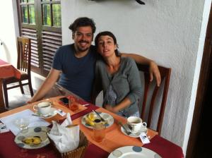 een man en een vrouw aan een tafel bij Witherspoon Lodge in Kandy