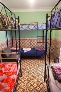 Zimmer mit 3 Etagenbetten in einem Zimmer in der Unterkunft Hostel Kif-Kif in Marrakesch