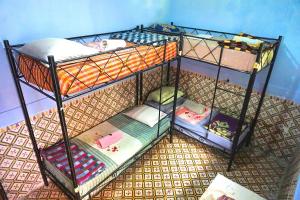 2 Etagenbetten in einem kleinen Zimmer mit in der Unterkunft Hostel Kif-Kif in Marrakesch