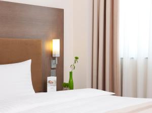 Postel nebo postele na pokoji v ubytování IntercityHotel Berlin Hauptbahnhof