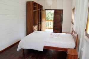 1 dormitorio con 1 cama en una habitación con ventana en BEMA FARM, en São José