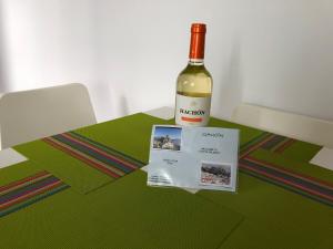 eine Flasche Wein auf dem Tisch in der Unterkunft casita valdivia in Gaucín