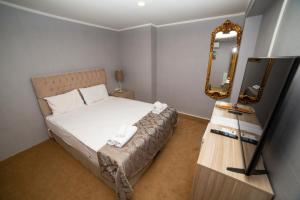Postel nebo postele na pokoji v ubytování HHK Hotel Downtown