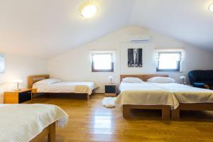 Postel nebo postele na pokoji v ubytování Villa Tina with Swimming Pool, Tennis court, Games room, Sauna, Gym, BBQ