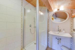 ein Bad mit einer Dusche und einem Waschbecken in der Unterkunft Jaudenhof - Apartment Schönbergalm in Lenggries