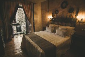 A bed or beds in a room at Hotel Rural La Guaja