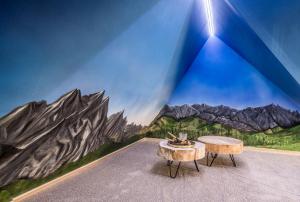 une chambre avec une table et une fresque murale de montagne dans l'établissement Apartamenty Tatra Race, à Zakopane