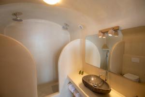חדר רחצה ב-Santorini View Studios - Firostefani Caldera