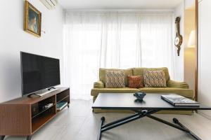 Televízia a/alebo spoločenská miestnosť v ubytovaní Livemalaga Modern & Vintage Malagueta