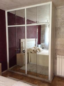 a bedroom with a glass partition with a bed at Apartamento Maracaibo in Astorga