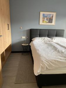 1 dormitorio con 1 cama grande y pared azul en Sigl-Luxuria, en Zell am See