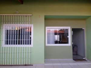 a room with a door and a window on a wall at casa em condomínio in São Luís