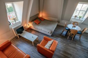 ein kleines Zimmer mit einem Bett und einem Tisch in der Unterkunft Stadslogement Bij de Sassenpoort in Zwolle