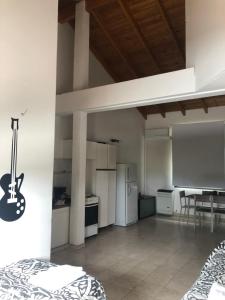 Habitación grande con cocina y mesa de comedor. en Ruffus's Apple en Cipolletti