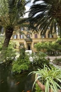 a hotel with a pond in front of a building at Gästehaus Deutscher Orden in Rome