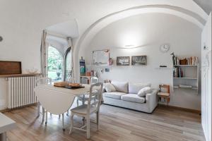 a living room with a table and a couch at Lacasadiscorta in Almè