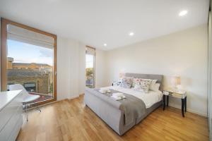 Postel nebo postele na pokoji v ubytování 1 Bedroom Stylish Apartment near Regents Park FREE WIFI & AIRCON by City Stay Aparts London