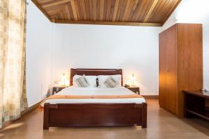een slaapkamer met een bed en een houten plafond bij Noune Resort in Dimapur