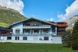 a white house with a balcony on a mountain at Kristiania in Sölden