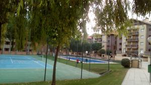 Tenis alebo squash v ubytovaní Apartamento Naturaleza 2000 Jaca 1º alebo jeho okolí