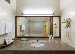 Een badkamer bij Fihalhohi Island Resort