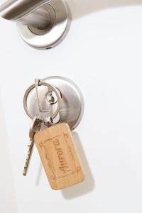 eine Schlüsselkette mit einem Schild drauf in der Unterkunft B&B Intermezzo in Middelkerke