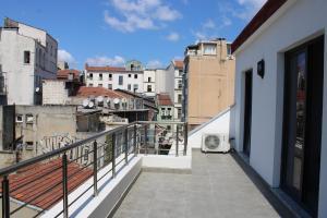 un balcon avec vue sur une ville dans l'établissement Liberi Hotel Taksim, à Istanbul