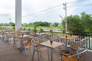 Reštaurácia alebo iné gastronomické zariadenie v ubytovaní Eco Inn Prime Nakhon Si Thammarat