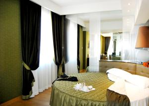 Ένα ή περισσότερα κρεβάτια σε δωμάτιο στο Hotel Royal Caserta