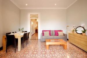 - un salon avec une table et un canapé dans l'établissement Casa Valeta, à Barcelone