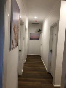 a long hallway with white walls and wooden floors at Melbourne short stay- Burwood Deakin Uni墨尔本民宿-迪肯大学Burwood in Burwood