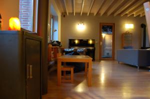 TV a/nebo společenská místnost v ubytování Vakantiehuis Lazy house 6 tot 8 personen