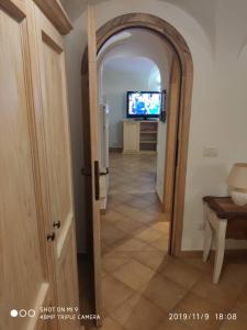 una puerta abierta a un pasillo con TV en Tamarici Sun New2022, en Cannigione