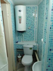 エイスクにあるGuest House Kaskadの青いタイル張りのバスルーム(トイレ、シンク付)