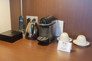Příslušenství pro přípravu čaje a kávy v ubytování Flonk Hotel Groningen Zuid, BW Signature Collection