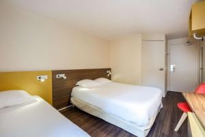 Postel nebo postele na pokoji v ubytování Comfort Hotel Lille Lomme