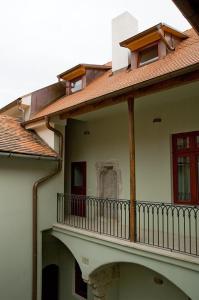 un edificio bianco con balcone dotato di ringhiera di Penzion Zlatý vůl a Znojmo