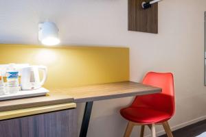 Kuchyň nebo kuchyňský kout v ubytování Comfort Hotel Lille Lomme