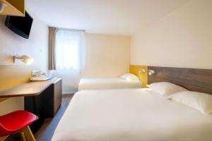 Postel nebo postele na pokoji v ubytování Comfort Hotel Lille Lomme